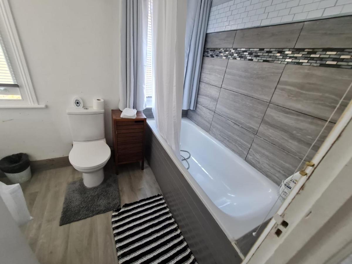 3-Bed House In London Self-Contained In Ladywell Villa ภายนอก รูปภาพ